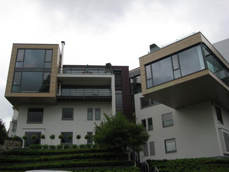 Moderner Anbau mit Fassadenverkleidung aus Holz