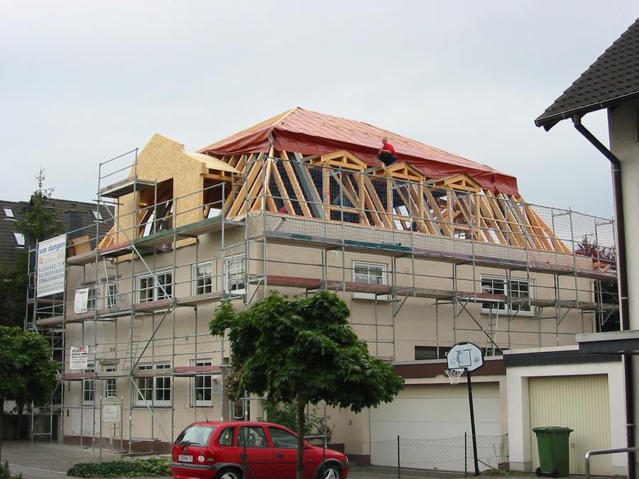 Errichtung eines Walmdachs auf einem Neubau in Darmstadt