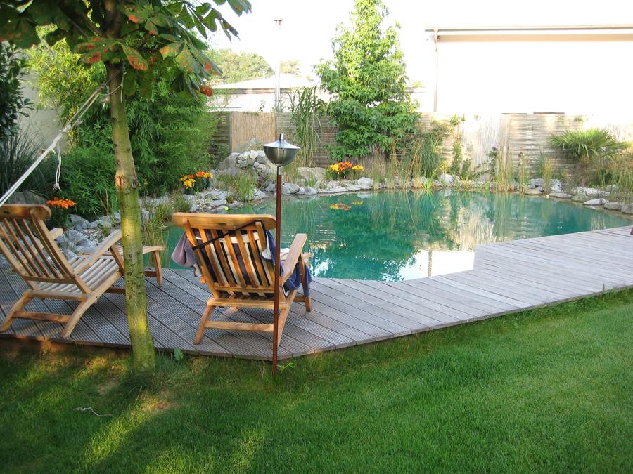 Teich mit Holzterasse